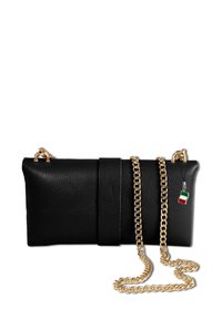 Zwarte leren clutch met een gestructureerde afwerking, gekenmerkt door een gouden kettinghengsel, een wikkelband en een accent van een Italiaanse vlag charm.