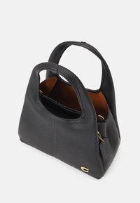 Czarna skórzana torebka z dwoma zaokrąglonymi uchwytami, otwartą górą ukazującą brązowe wnętrze oraz małą złotą metką z boku.