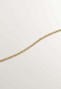 Collar de cadena de metal dorado que presenta enlaces ovalados entrelazados, textura suave y un acabado brillante y uniforme.