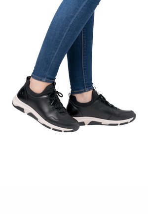 Schwarze Ledersneaker mit niedrigem Profil, strukturiertem Finish und einer weißen Sohle mit schwarzen Akzenten. Mit Schnürsenkeln und gepolstertem Kragen.