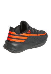 Schwarzer Sportschuh mit orangefarbenen Streifen, Mesh-Einsätzen und durchlochten Details. Abgerundete Ferse und strukturierte Sohle für Grip und Unterstützung.