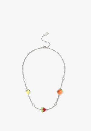 Collier chaîne argent avec trois breloques colorées en forme de fruits : un citron, une fraise et une orange, chacune avec des accents verts et des détails texturés.