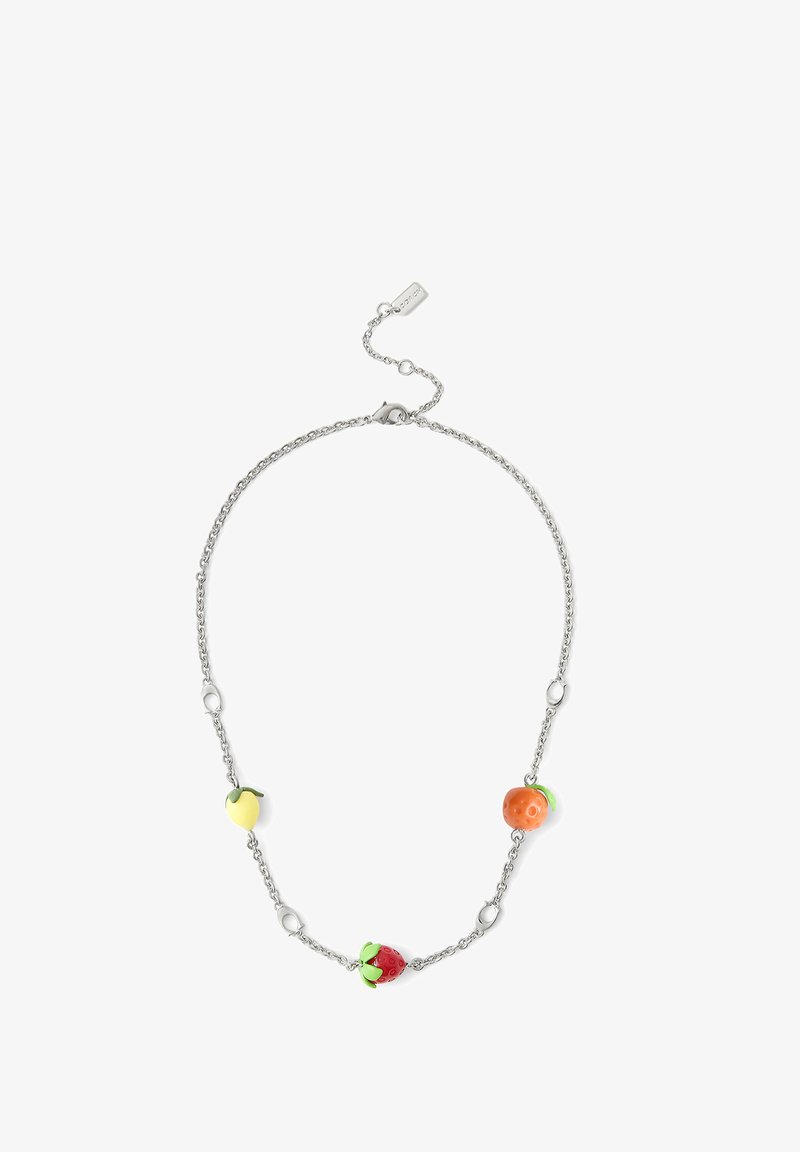 Collier chaîne argent avec trois breloques colorées en forme de fruits : un citron, une fraise et une orange, chacune avec des accents verts et des détails texturés.