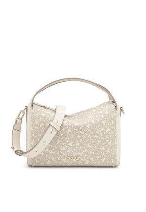 Sac à main beige avec un motif géométrique texturé, présentant une forme incurvée, une poignée supérieure et une bandoulière réglable. Accent du logo doré.