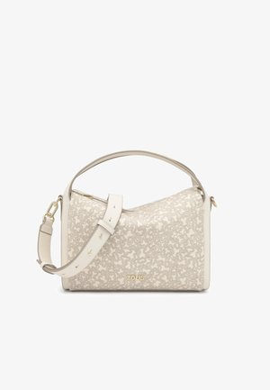 Sac à main beige avec un motif géométrique texturé, présentant une forme incurvée, une poignée supérieure et une bandoulière réglable. Accent du logo doré.