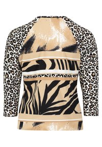 T-shirt à manches longues avec un mélange de motifs léopard et zèbre dans des teintes beiges, noires et crème, avec une texture côtelée et des manches contrastées.