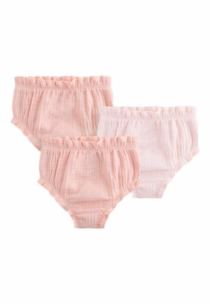 Trzy miękkie, pastelowo różowe bloomersy dla niemowląt z falbankami, z elastycznymi pasami w talii i otworami na nogi, ułożone na białym tle.