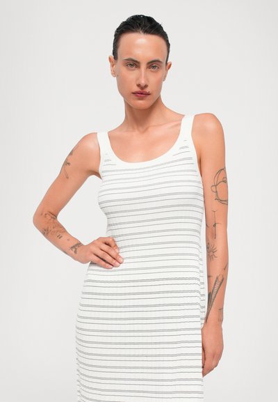 Weißes ärmelloses Kleid mit horizontalen schwarzen Streifen, gerippter Textur, taillierter Silhouette und runder Ausschnitt. Glattes Material und minimalistisches Design.