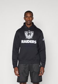 Čierna mikina s kapucňou a predným grafickým motívom, ktorý zobrazuje štít a slovo "RAIDERS." Hrubá tkanina, kapucňa so šnúrkou a predná klokania kapsa.