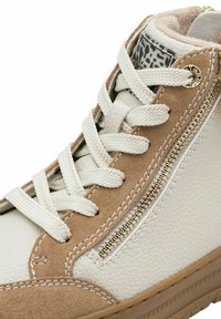 Hochbord-Sneaker aus weißem Leder und braunem Wildleder. Verfügt über weiße Schnürsenkel, goldene Reißverschlussdetails und strukturierte Akzente an den Seiten.