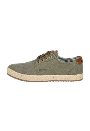 Zapato casual de lona verde bajo con suela trenzada beige, lengüeta trasera de cuero marrón y cordones verde oscuro, mostrado de perfil sobre fondo blanco.