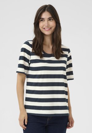 T-shirt a righe con colori blu navy e crema, maniche corte, colletto rotondo e vestibilità rilassata. Tessuto di cotone morbido con un design informale.