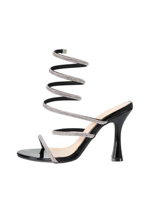 Sandalo nero con tacco alto, cinturino a spirale con strass alla caviglia e due sottili cinturini con strass sul piede e sulle dita, finitura lucida.