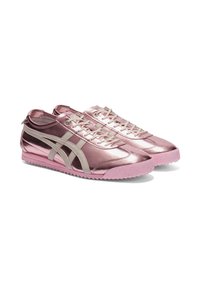 Sneakers metallici rosa con finitura liscia, caratterizzati da accenti rosa chiaro, sovrapposizioni bianche e suole in gomma testurizzata. Design con lacci.
