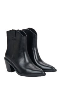 Para czarnych skórzanych botków za kostkę z ostrymi noskami i niskimi słupkowymi obcasami, z bocznymi zamkami i pętelkami do zakupu.
