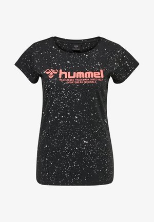 Sort t-shirt med et spraglet hvidt mønster, rund halsudskæring og korte ærmer. "Hummel" logoet trykt i pink over brystet.