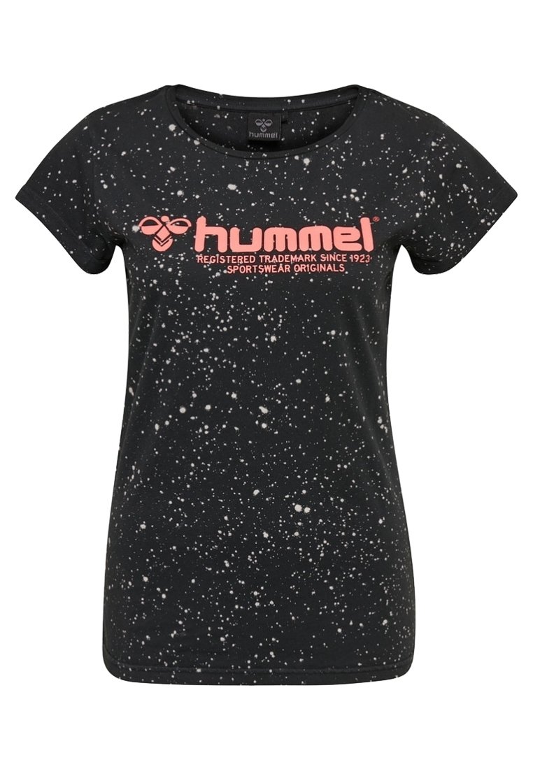 Camiseta negra con un patrón blanco moteado, cuello redondo y mangas cortas. Logotipo "Hummel" impreso en rosa en el pecho.