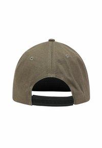 Khakifarbene Baseballkappe mit gebogenem Schirm, aus weichem Stoff, verstellbarem Hinterriemen und einem strukturierten schwarzen Band mit geometrischem Muster.