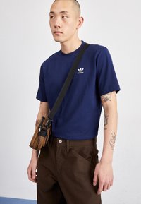 adidas Originals TREFOIL ESSENTIALS - Camiseta estampada - night indigo