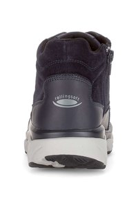 Bottillon en suède marine avec des accents en cuir noir, une fermeture éclair sur le côté et un logo gris au niveau du talon, avec une semelle en caoutchouc texturé.