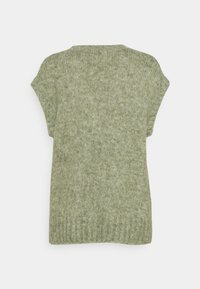 Maglione smanicato verde a maglia con orlo a coste e semplice scollatura rotonda, mostrato da dietro su uno sfondo bianco.