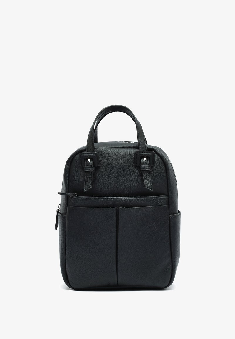 Čierny kožený ruksak s dvoma rukoväťami, prednou zipsovou kapsou a dvoma prednými vreckami. Hladká štruktúra, zaoblený tvar, minimalistický dizajn.