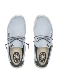 Scarpe slip-on in tela blu chiaro con accenti grigi, punta rotonda, suola bianca e lacci decorativi. Presentano un logo sulla soletta.