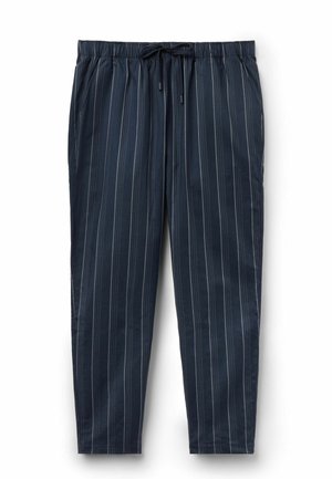 Granatowe, casualowe spodnie z cienkimi pionowymi białymi paskami, elastycznym pasem, sznurkiem i bocznymi kieszeniami, ułożone płasko na białym tle.