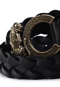 Cinturón negro de cuero trenzado con una hebilla redonda de bronce texturizado con diseño de leopardo y detalles intrincados.