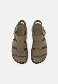 Oliven grønne sandaler med tre brede stropper, justerbar spænde og polstret sål. Gummisål med strukturerede detaljer.