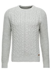 Pull gris en maille avec un motif torsadé texturé, col rond et poignets et ourlet côtelés. Tissu doux avec une finition soignée.