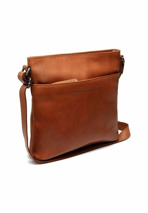 Sac bandoulière en cuir marron avec une sangle réglable, poche avant et logo en relief "The Chesterfield Brand".
