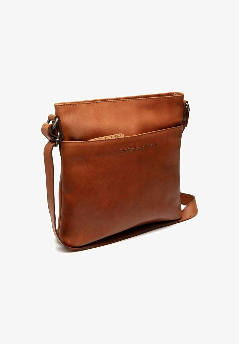 Bruine leren schoudertas met verstelbare strap, voorvak en gegraveerd logo "The Chesterfield Brand".