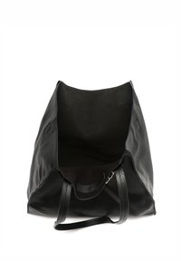 Čierna kožená taška s textúrovaným vonkajším povrchom, otvoreným vrcholom a dvoma pevným rúčkami. Interiér je podšitý mäkkou čiernou textíliou, bez viditeľných kovových prvkov.