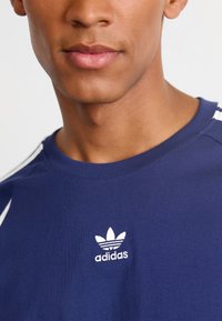 adidas Originals ARCHIVE - Print T-shirt - blue/white