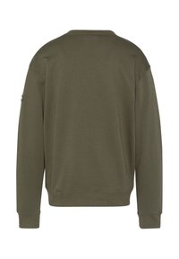 Sudadera verde oliva, algodón de peso medio, cuello redondo, puños y dobladillo acanalados, ajuste holgado, sin patrones ni logotipos visibles.