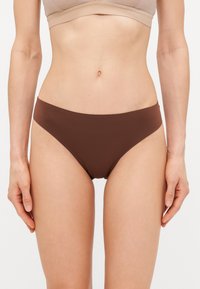 Bruine bikini onderkant met een gladde, zachte textuur, een middelhoge snit en minimalistisch ontwerp, ideaal voor dagelijks gebruik.