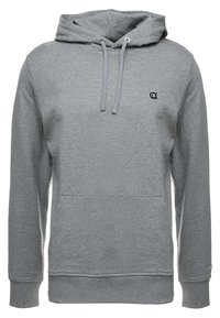 Šedá mikina s kapucí, přední klokaní kapsou, šňůrkovou kapucí, žebrovanými manžetami a lemem, a malým logem "CK" na levé hrudi.