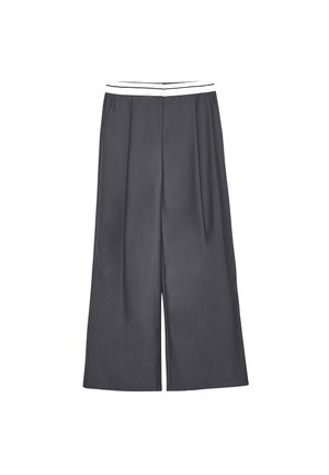 Pantaloni larghi grigi con una texture liscia, caratterizzati da una vita a strisce bianche e un design anteriore plissettato.