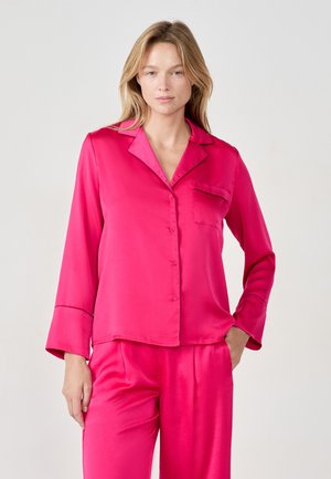 Conjunto de pijama rosa de satén con mangas largas, cierre de botones en la parte delantera y bolsillo en el pecho. Textura suave con detalles de ribete en contraste.