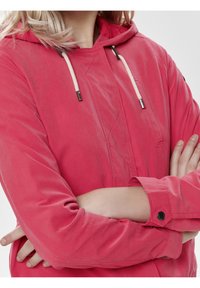 Rosa Kapuzenjacke mit Kordelzügen, einem gesteppten Muster auf der Vorderseite und Knopfdetails an den Ärmelbündchen. Glatte Textur und lässiges Design.