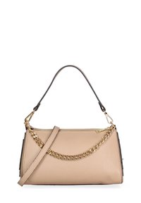 Borsa a tracolla in pelle beige con finitura texture, dotata di una tracolla corta e un dettaglio in catena dorata, forma rettangolare, chiusura con zip.