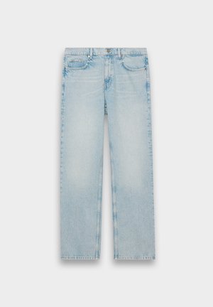 Lyseblå denimjeans med lige ben, fem lomme-design og en falmet finish. Metalhardware og syet detaljering er synlig.