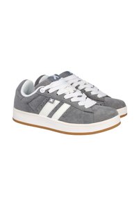 Zapatillas de ante gris con rayas blancas, cordones blancos y suela de goma. Cuentan con un collar y lengüeta acolchados para mayor comodidad.