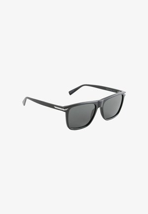 Schwarze Kunststoff-Sonnenbrille mit dunkel getönten rechteckigen Gläsern und Metallakzenten an den Bügeln, vor einem weißen Hintergrund.