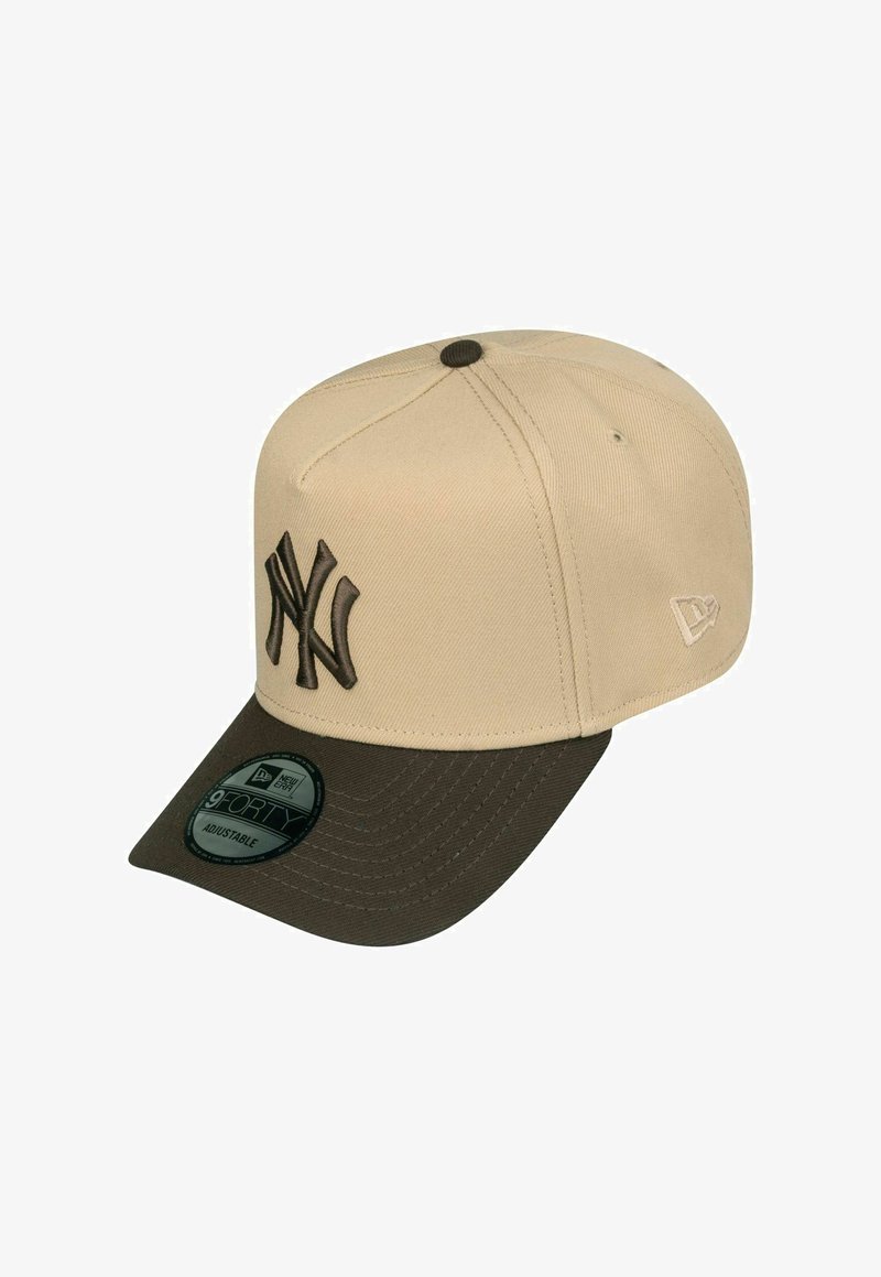 Beige Stoffmütze mit dunkelbrauem Schirm, versehen mit einem gestickten Logo. Verstellbarer Riemen hinten und gebogener Schirm. Glatte Textur insgesamt.