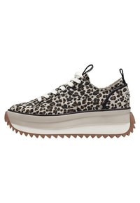 Sneakers in tela con stampa leopardata, dotati di una spessa suola crema e di una suola in gomma marrone robusta, con lacci bianchi e un tassello sul tallone.