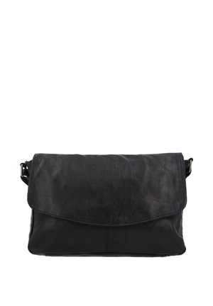 Černá kožená crossbody taška s překlopným klopem, hladkým povrchem, minimalistickým designem a nastavitelným popruhem. Žádné viditelné kovové detaily.