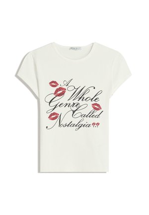 Witte t-shirt met korte mouwen, voorzien van zwarte scripttekst en rode lippenstift kissmarks. Casual fit met een ronde hals.