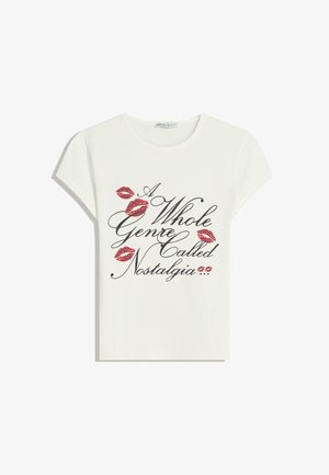 Bijela kratka majica s kratkim rukavima, koja sadrži crni pisani tekst i crvene poljupce ružem. Opustit će se kroj s okruglim izrezom.